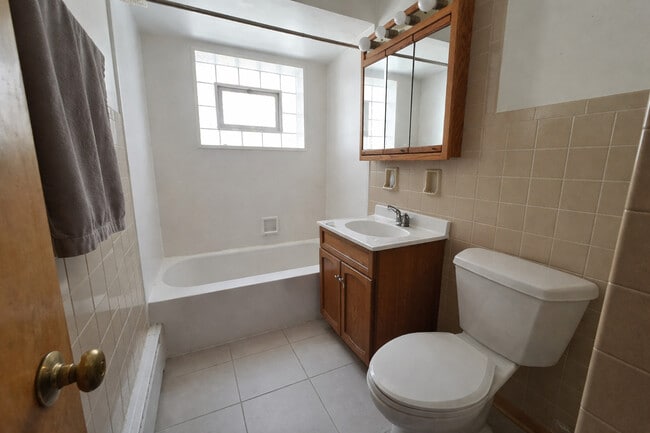 Building Photo - 7126 W Jarvis Ave