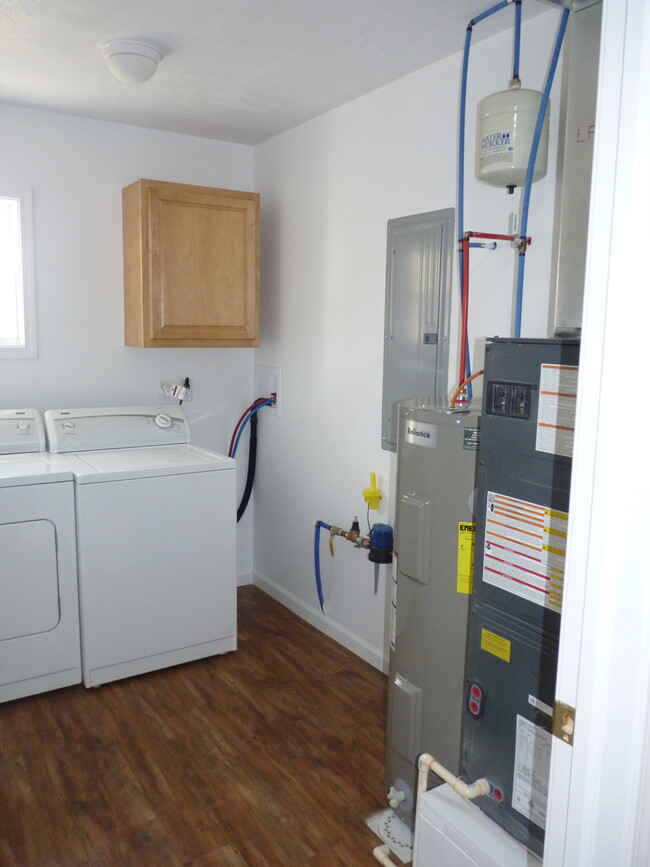 Washer and dryer in laundry/furnace room - 1190 Ross Ave