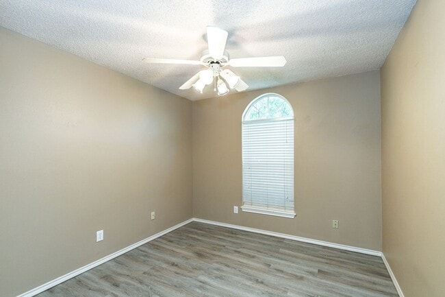 Building Photo - 242 Mossycup Dr