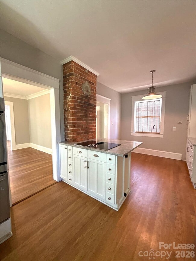 Building Photo - 421 Hawthorne Ln