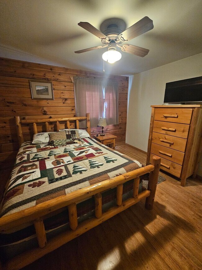 Building Photo - 2 Bed / 2 Bath Fully Furnished Cabin House...