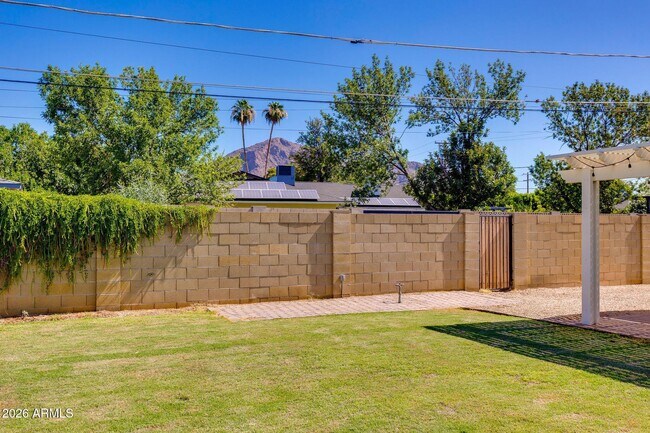 Building Photo - 5002 E Mitchell Dr