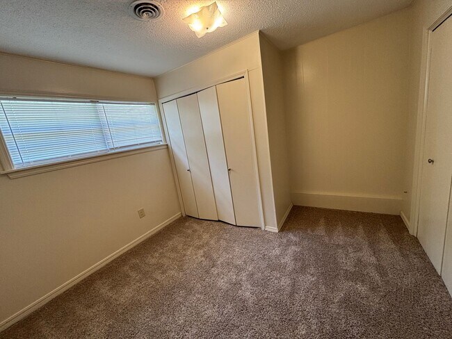 Building Photo - 1810 S Erie, Apt 1-4