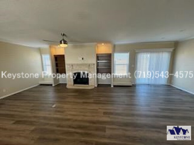 Building Photo - Upscale, Modern 4 Bedroom/2 Bathroom/2 Car...
