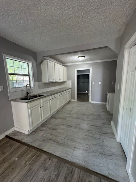 Building Photo - 5432 Tyler Ave