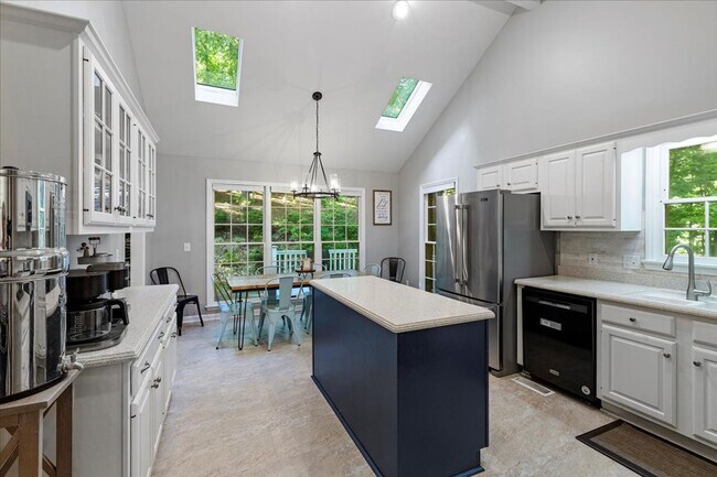 Building Photo - Five Bedroom Home