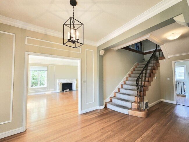 Building Photo - Elegant, spacious home in San Mateo