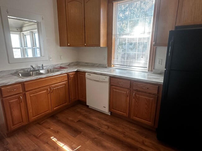 Building Photo - 5 Bed Newly Remodeled Home - PRE-LEASING F...