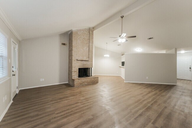 Building Photo - 2406 Heathergold Dr