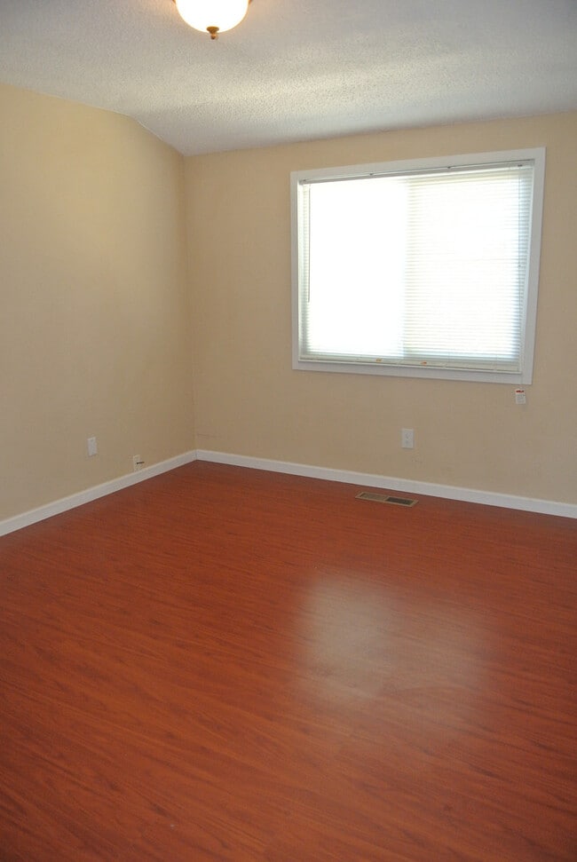 Building Photo - Beautiful 3 Bedroom / 2 Bathroom Pittsburg...