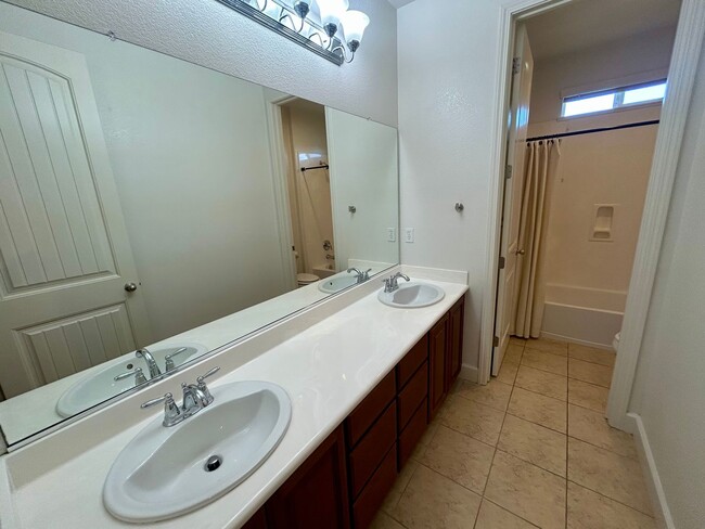 Building Photo - Ideal 4 bedroom home, walking distance to ...