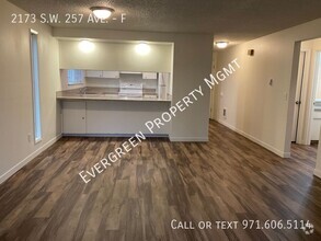 Building Photo - Beautiful 2 BR x 1.5 BA Apartment | Conven...