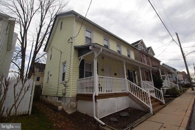 Building Photo - 234 E Linden St