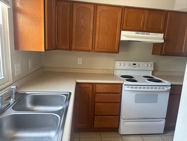 Building Photo - RATE DROP ALERT (was $1400/month) and SUMM...
