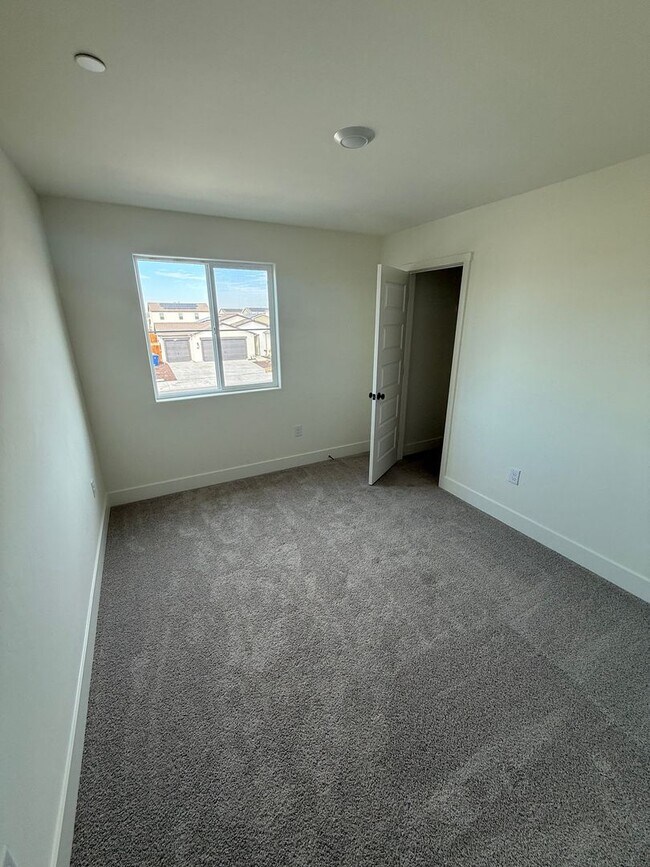 Building Photo - Stunning New-Construction two-story home 5bed 3bath