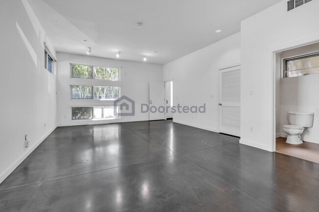 Building Photo - 6 South Ct