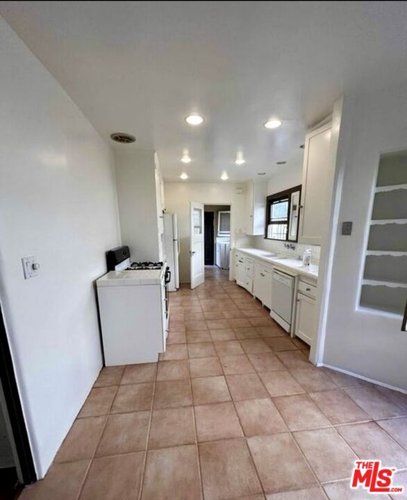 Building Photo - 459 N Orange Dr