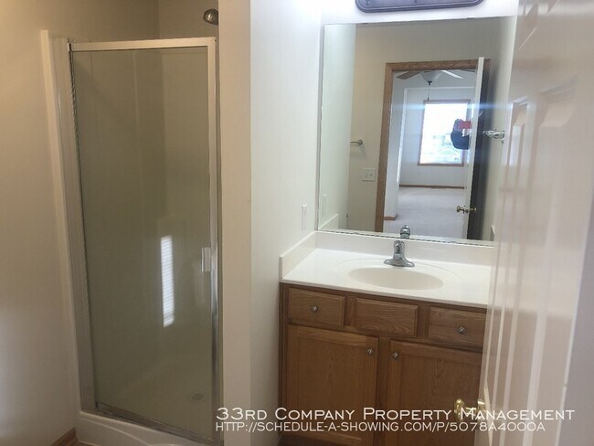 Building Photo - Woodbury 3 Bedroom End Unit Townhome!