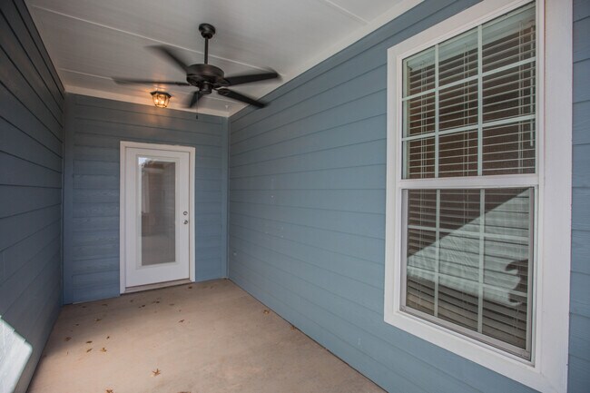 Building Photo - Pre-Leasing - Endearing Home in North Overton!