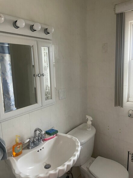 Building Photo - 622 Clawson St