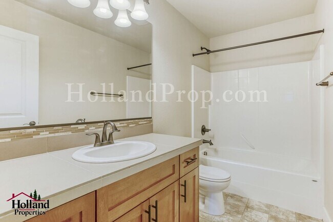 Building Photo - 3-Bedroom Beaverton Home with Granite Kitchen Island and Fireplace