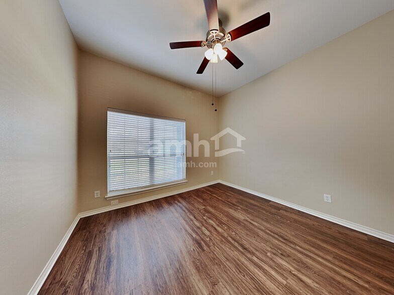 Building Photo - 3013 Lake Side Dr