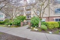 Building Photo - Convenient Queen Anne Location! 1bd/1bth C...