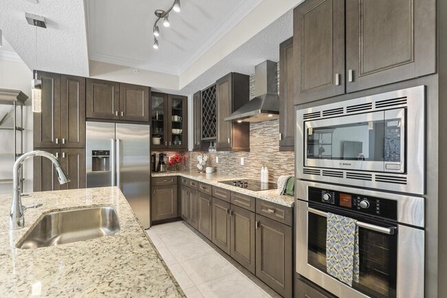 Building Photo - 315 Bay Colony Dr N