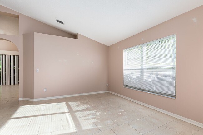 Building Photo - HEATHROW 3 BDRM HOME READY NOW!