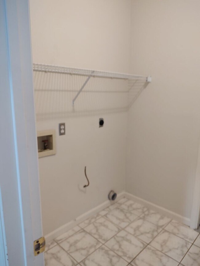 Building Photo - Spacious Home Conveniently Located in a Quiet Neighborhood!