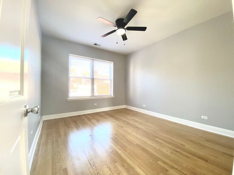 Building Photo - 1010 W Sunnyside Ave