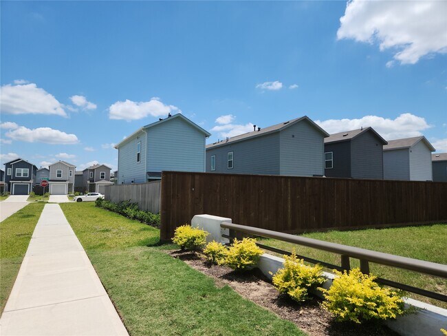 Building Photo - 18242 Via Aurelia Dr