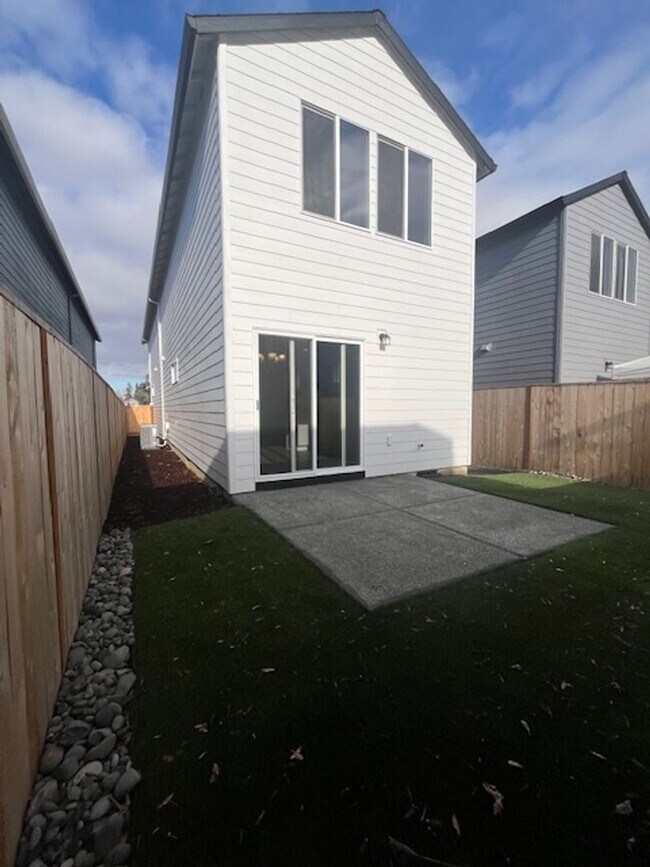 Building Photo - 3 Bedroom 2.5 Bath Newberg OR