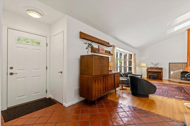 Building Photo - 18 Harvard Ln