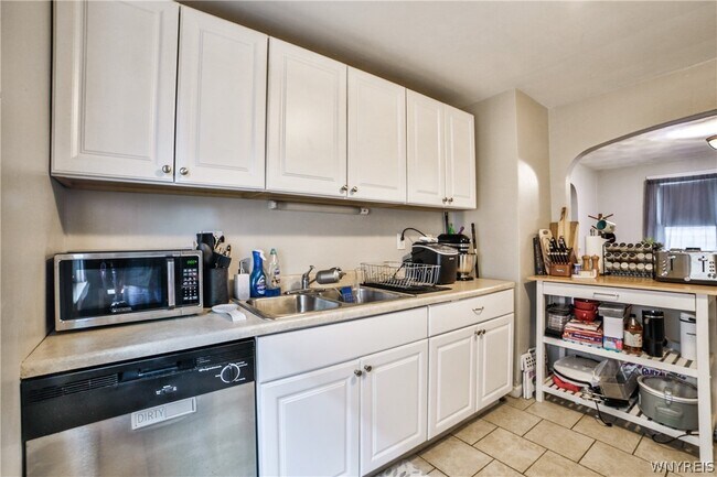 Building Photo - 153 Springville Ave