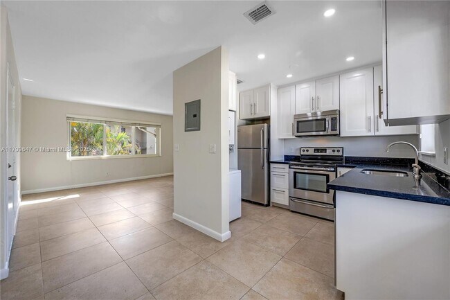 Building Photo - 930 SW 24th Ct
