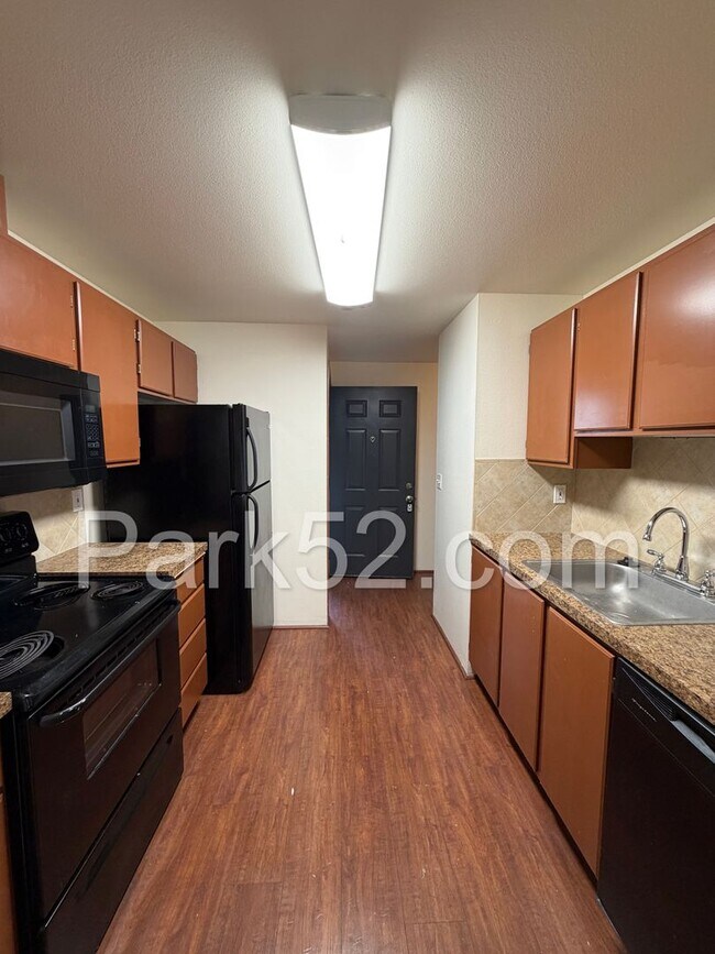 Building Photo - 1st Full Month rent free with 12month lease! Puyallup Area 2 Bedroom 2nd Floor Apartment