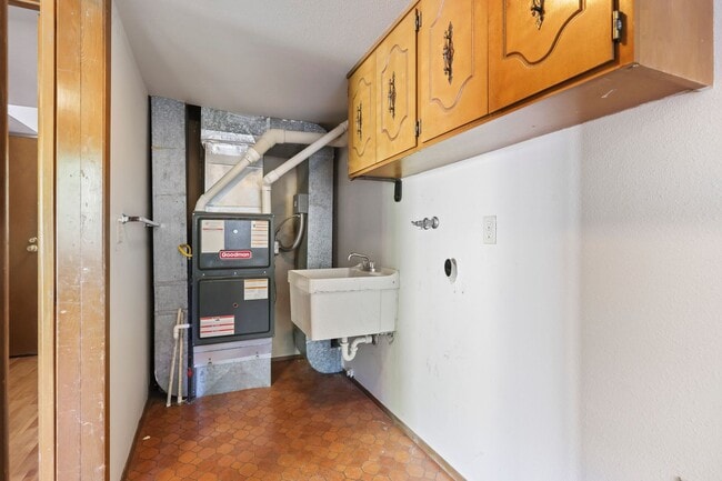Building Photo - Hard to find 5 bedroom home in Tamoshan ne...