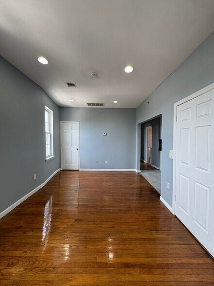 Building Photo - 489 Avon Ave