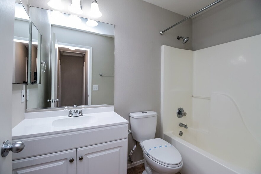 Building Photo - 1538 S Danielson Wy