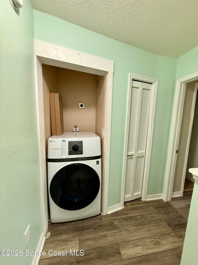 Building Photo - 1600 Woodland Dr