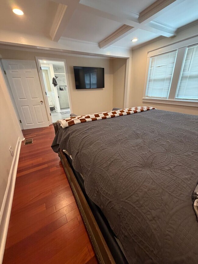Building Photo - Stunning 4-Bed/2-Bath Home in the heart of Lansdowne! Available First Week of September!
