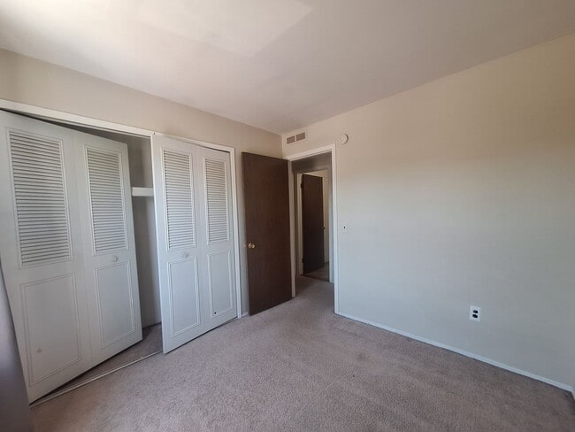 Building Photo - Brick 2 bedroom condo near the water