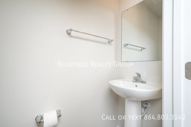 Building Photo - 886 Cranbrook Dr