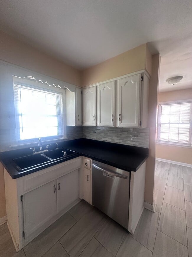Building Photo - Hikes Point 3+ bedroom home with finished basement and garage