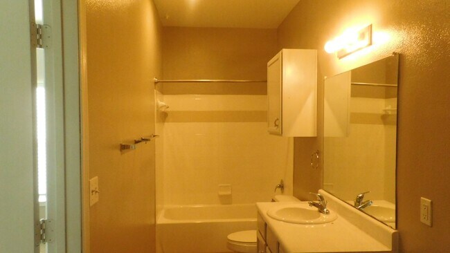 Building Photo - 1000 Diamond Dr