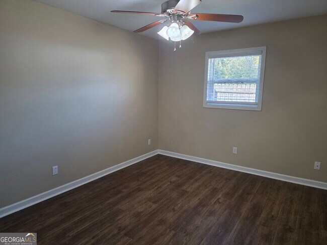 Building Photo - 312 W 5th St