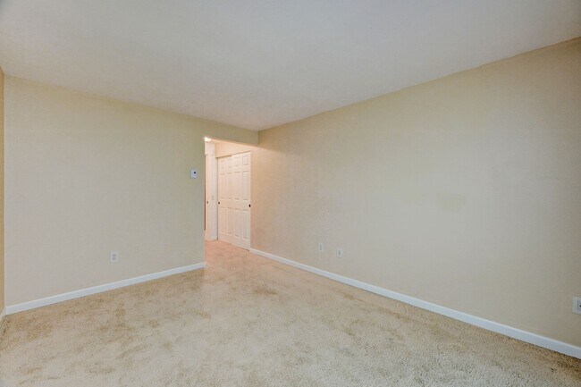 Building Photo - Cozy Condo, Smack-dab in the Middle of Bellevue
