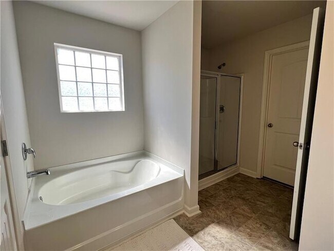 Building Photo - 167 Fernbrook Trl
