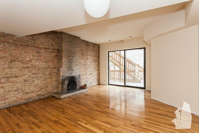 Building Photo - 602 W Surf St